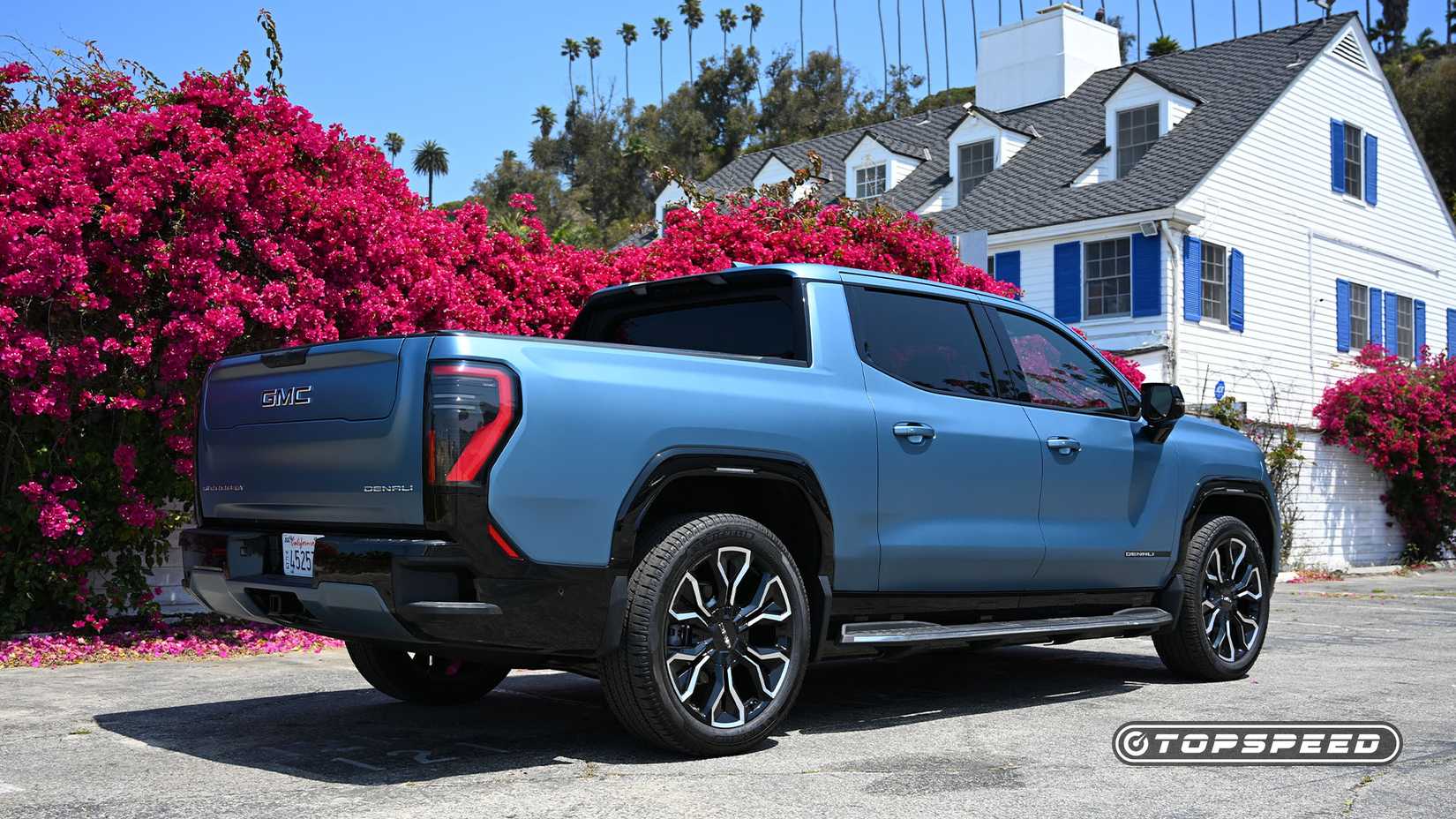 2025 azul GMC Sierra EV Denali traseiro 3/4 
