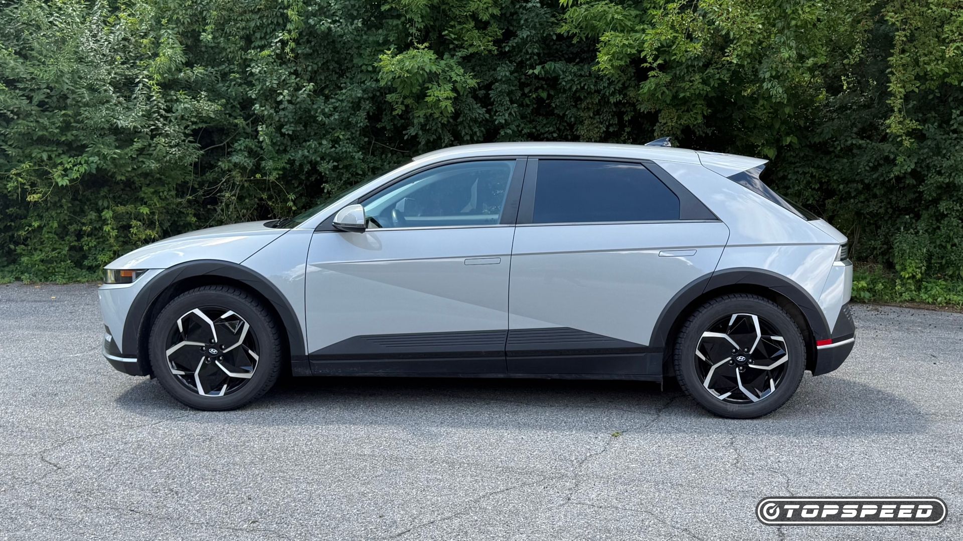2022 Hyundai Ioniq 5 SE side profile