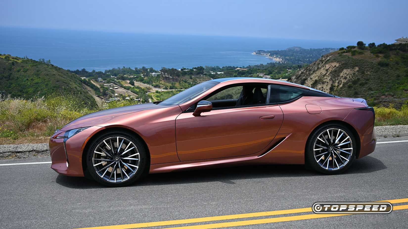 Vista lateral do Lexus LC500 de cobre 2025