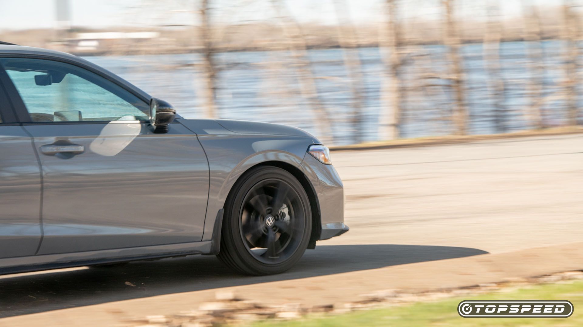 Tiro frontal do Honda Civic Si 2025 acelerando