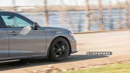 Tiro frontal do Honda Civic Si 2025 acelerando