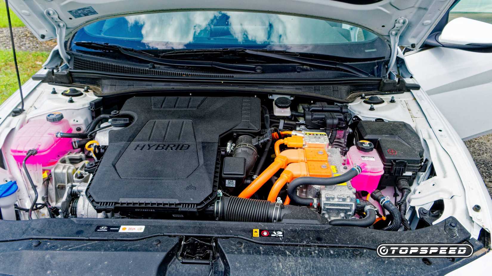 Close de um motor Hyundai Elantra Hybrid 2025