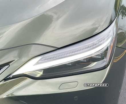 Close frontal de um farol verde Lexus NX 450h+ Luxury 2025