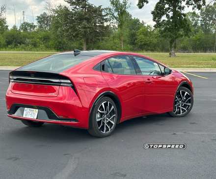 2025 Toyota Prius Plug-In Hybrid XSE – Traseira três quartos