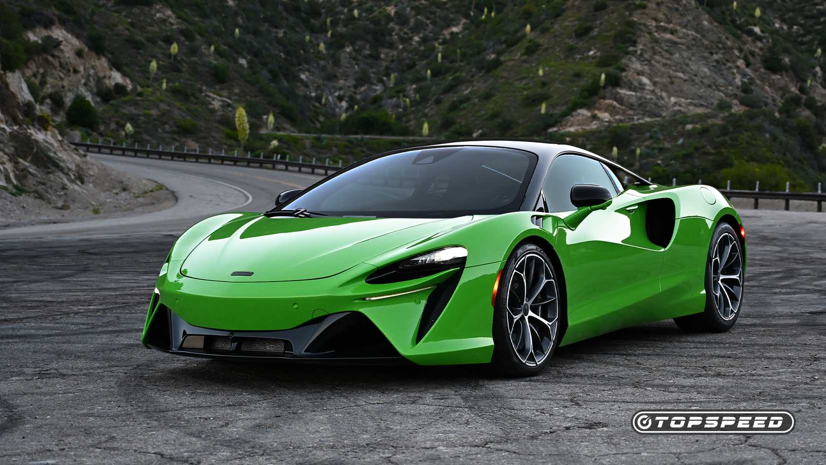 2025 McLaren Artura verde frente 3/4 tiro estacionado