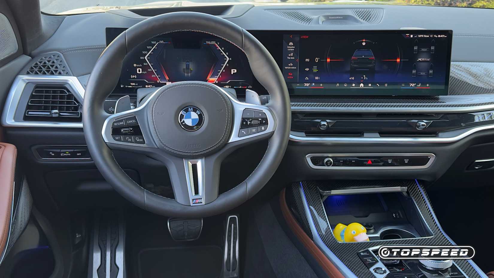 Visão interna do motorista do BMW X7 M60i 2025