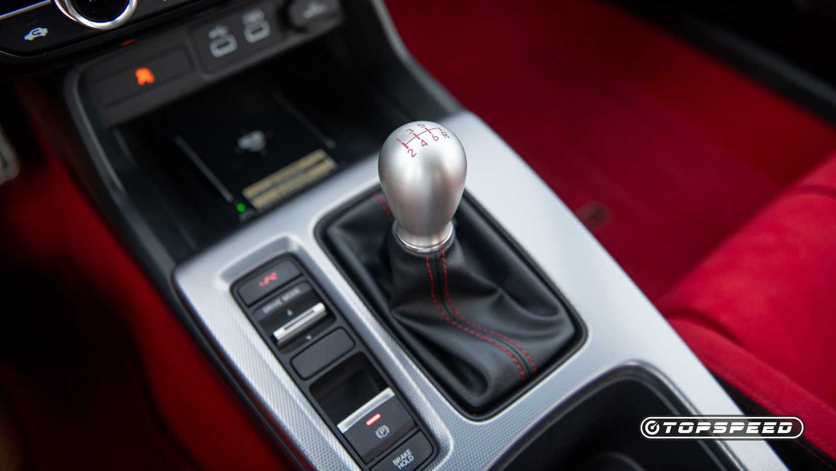 Interior ao lado do console central do Honda Civic Type R 2025 e da alavanca de câmbio