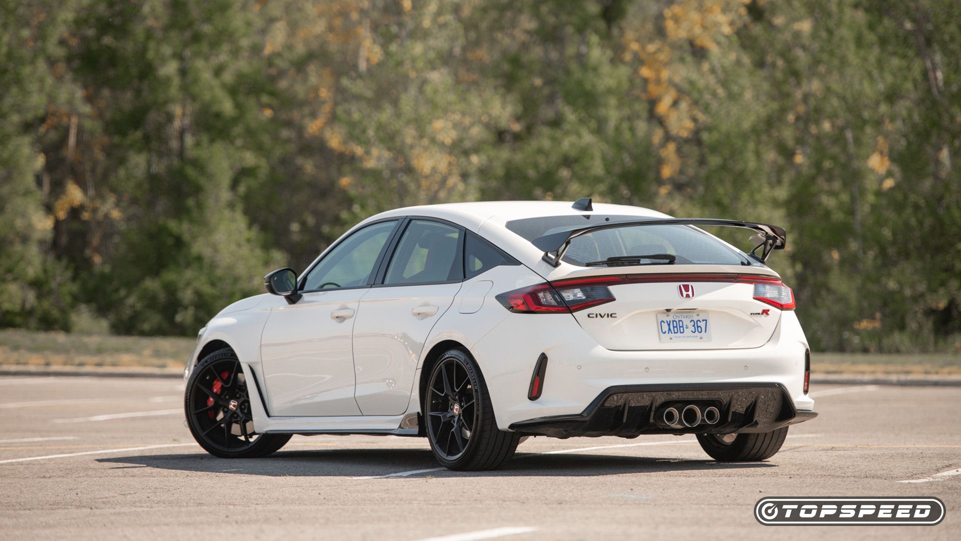 Foto traseira 3/4 de um Honda Civic Type R branco 2025