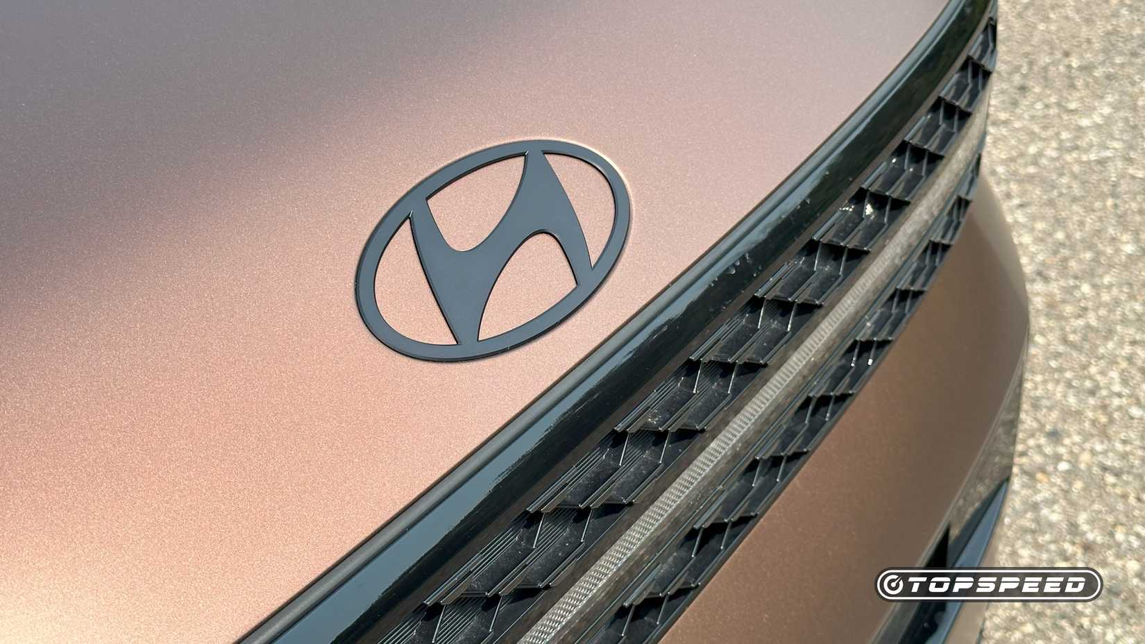 Close frontal do emblema do Hyundai Santa Fe Hybrid 2025