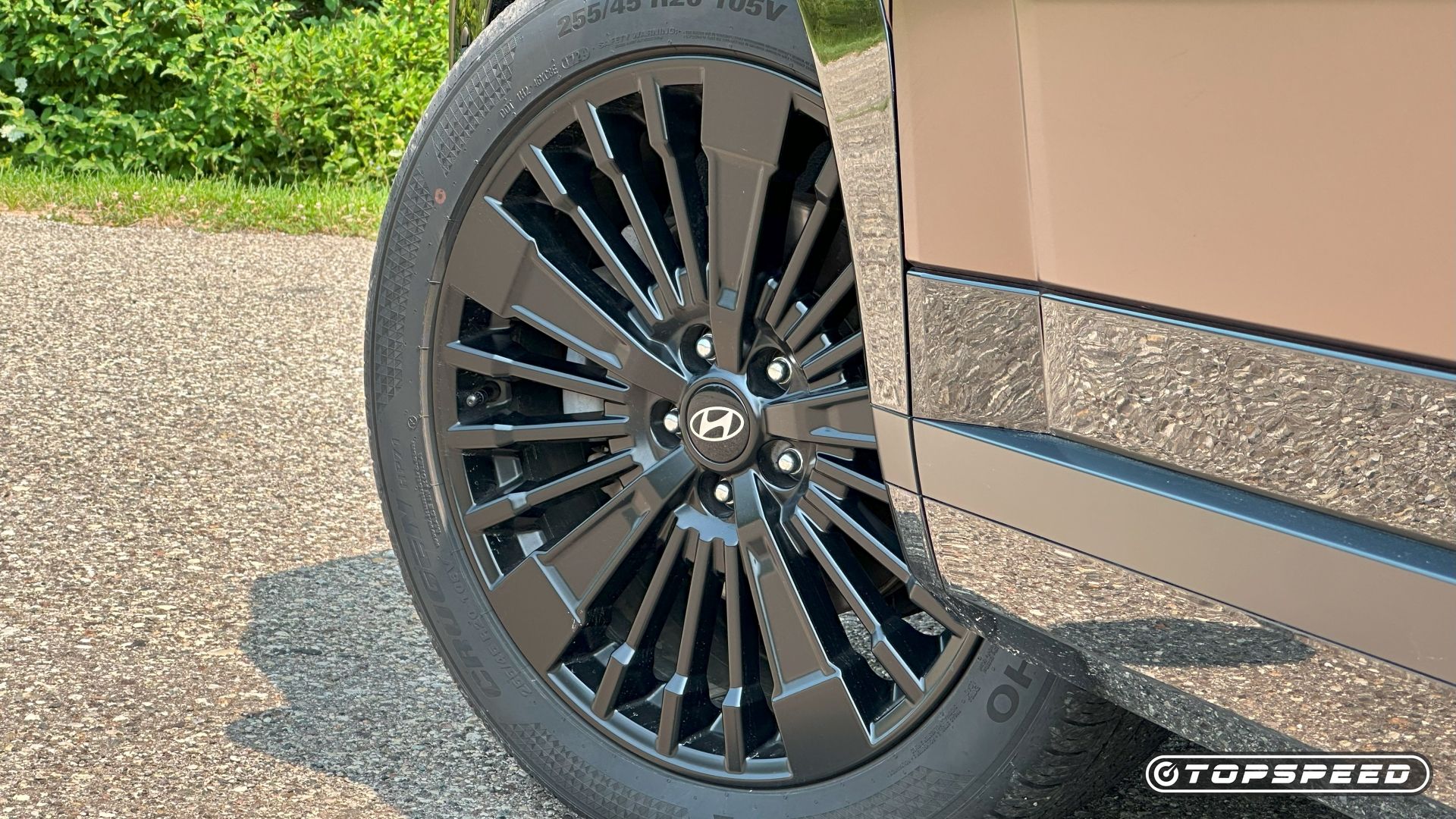 2025 Hyundai Santa Fe Hybrid close-up of wheel