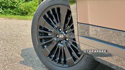 2025 Hyundai Santa Fe Hybrid close-up of wheel