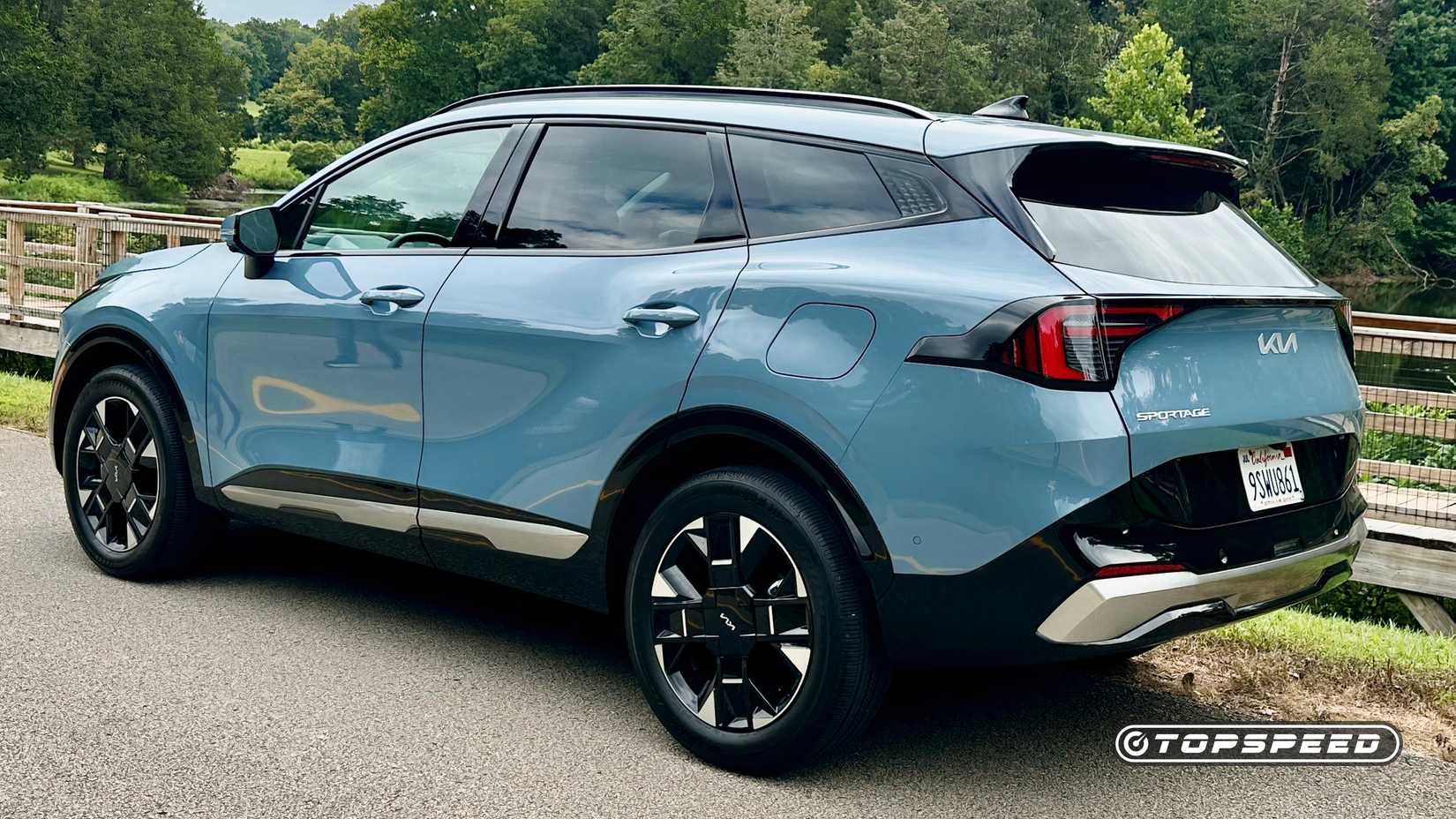 2026 Kia Sportage Hybrid traseiro estacionado na estrada