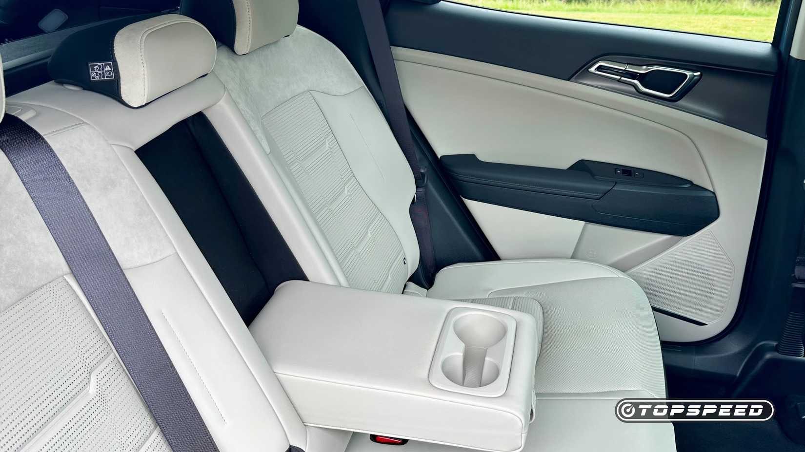 2026 Kia Sportage Hybrid rear armrest