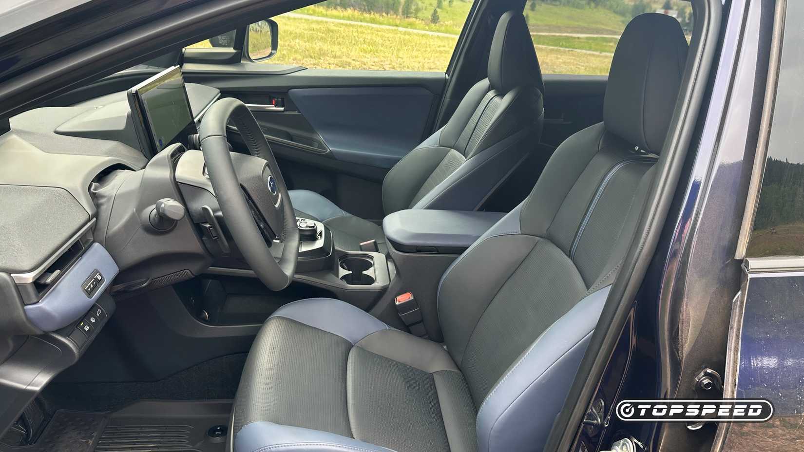 Bancos dianteiros do Subaru Solterra 2026