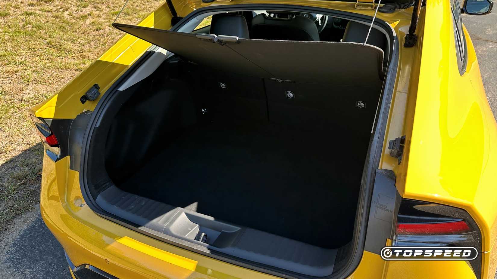 Carga Toyota Prius Nightshade 2025