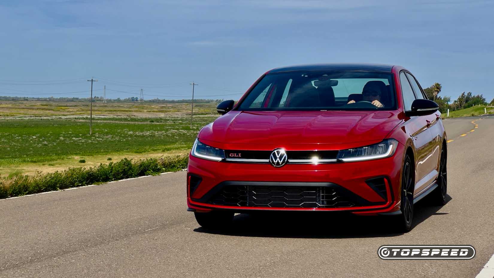 2025 Volkswagen GLI frente exterior esquerda na estrada