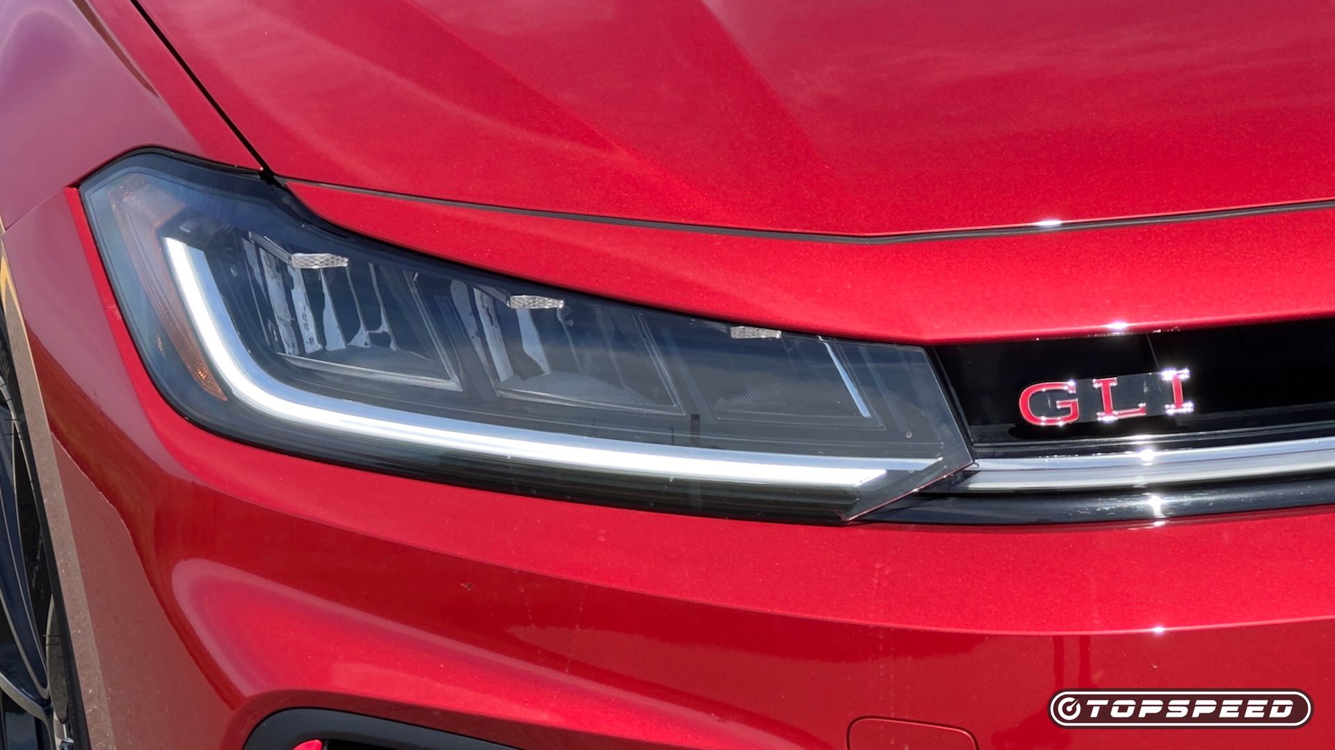 Detalhe do farol externo Volkswagen GLI 2025