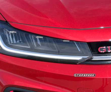 Detalhe do farol externo Volkswagen GLI 2025