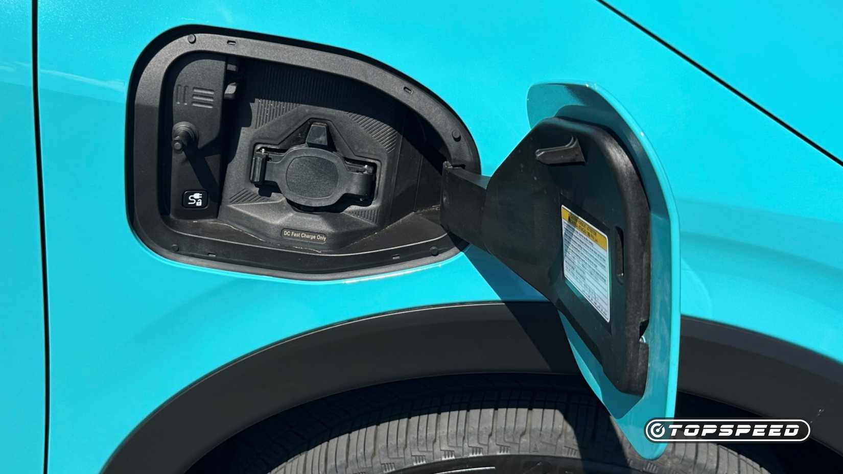 Close-up do Nissan Leaf 2026 da porta de carregamento