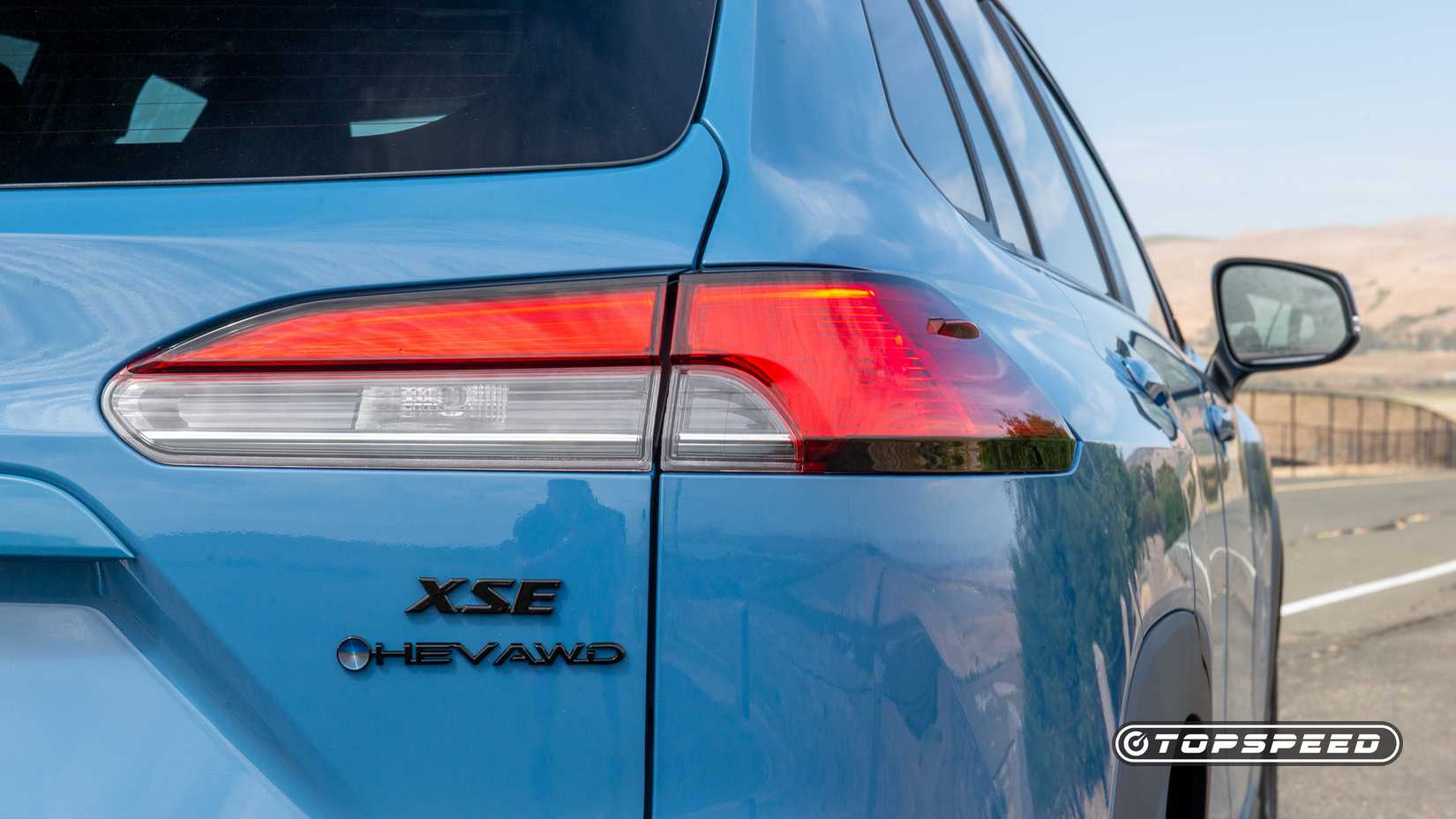 Tiro traseiro do Toyota Corolla Cross Hybrid 2026 estacionado na estrada