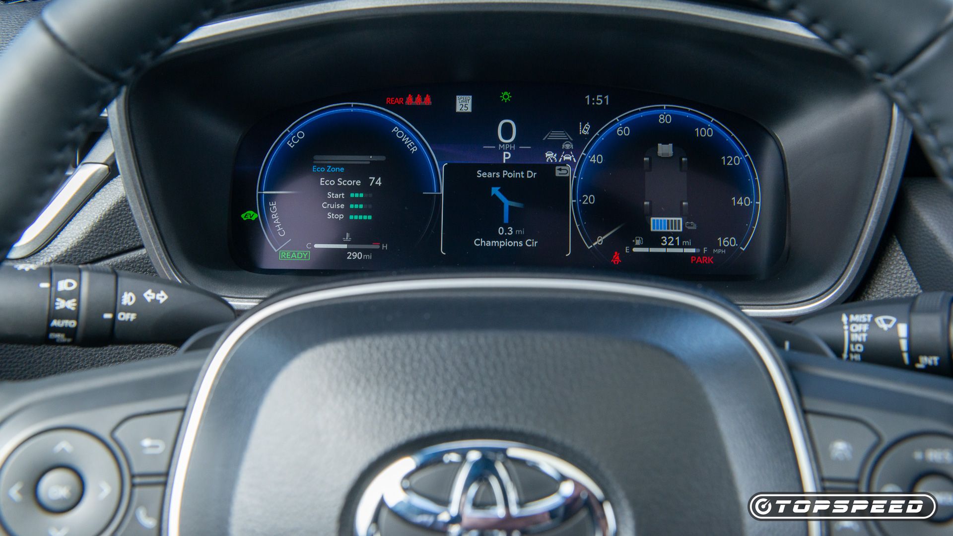 Foto do interior de um Toyota Corolla Cross Hybrid 2026 mostrando o conjunto de medidores