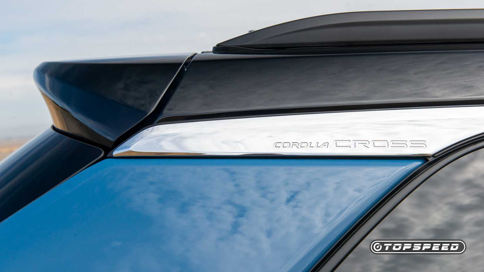 Close do emblema híbrido Toyota Corolla Cross 2026