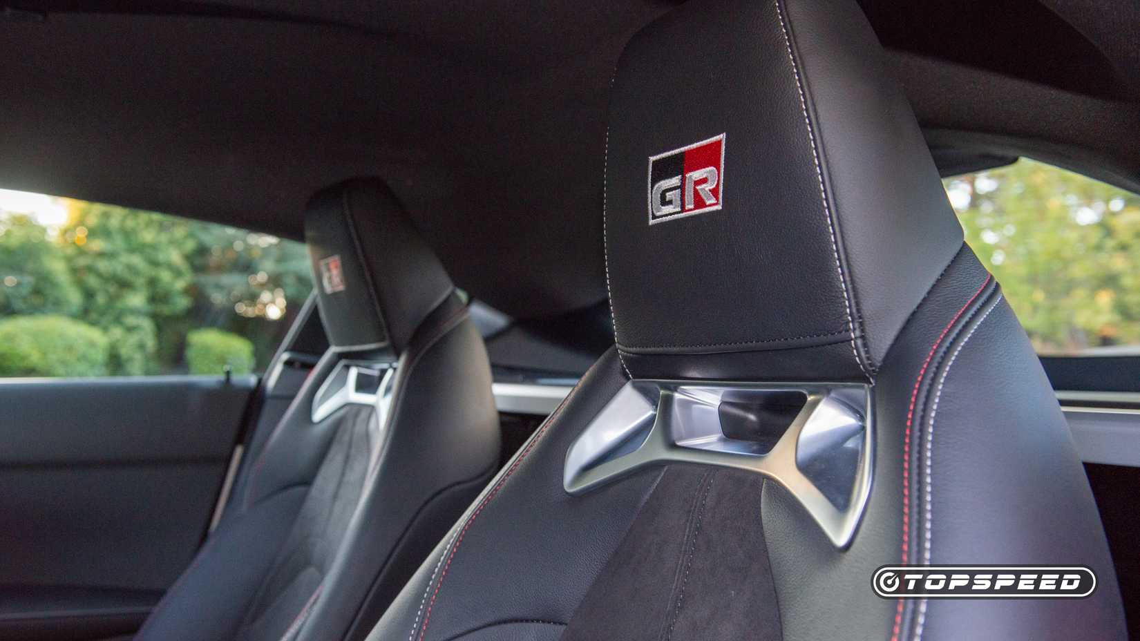 Foto do interior de um Toyota GR Supra MkV Final Edition 2026 mostrando os bancos dianteiros