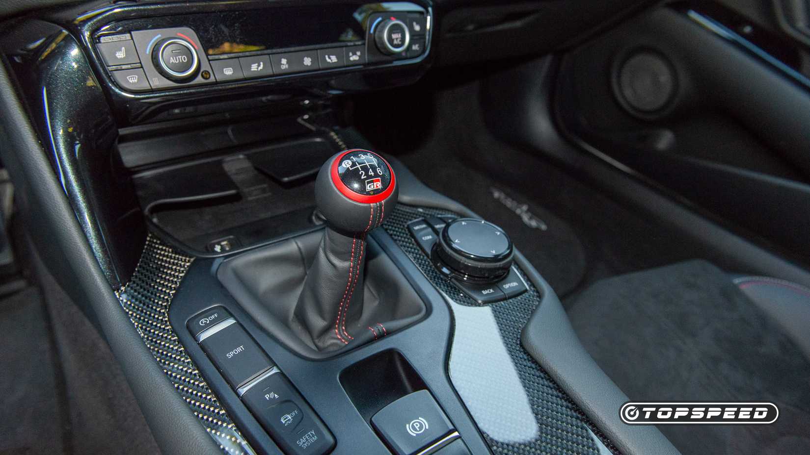 Foto do interior de um Toyota GR Supra MkV Final Edition 2026 mostrando a alavanca de câmbio