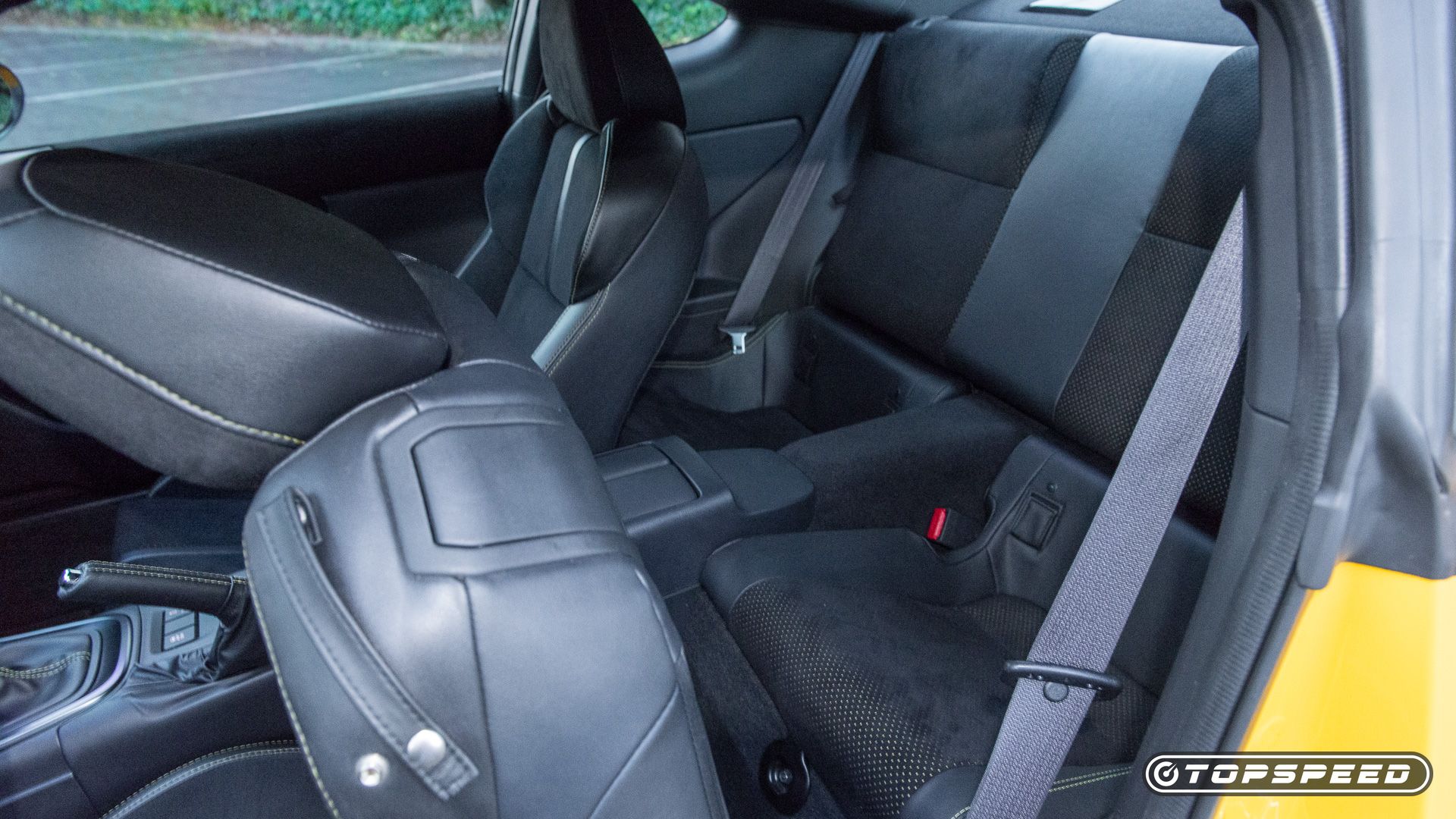 Foto do interior do Toyota GR86 Yuzu Edition 2026 mostrando os bancos traseiros