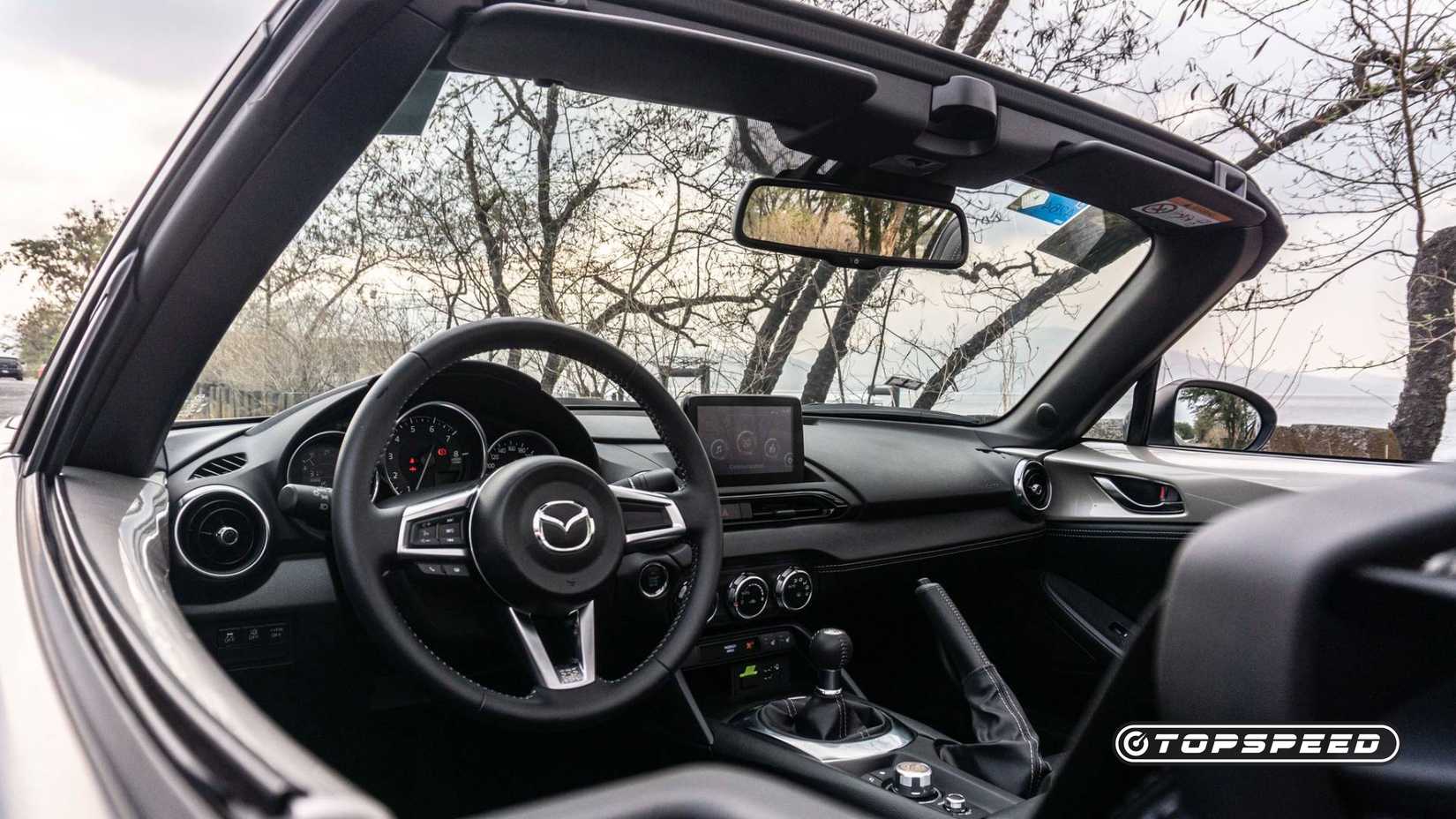 O interior do Mazda MX-5 Miata 2023