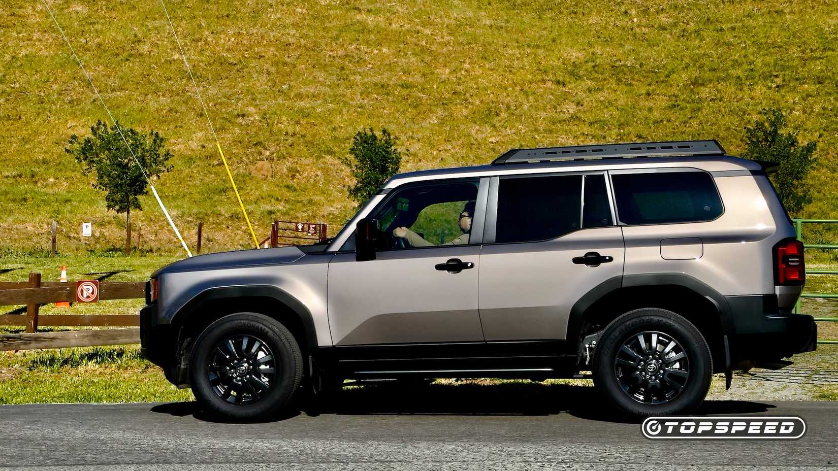 Perfil exterior do Toyota Land Cruiser 2025 à esquerda