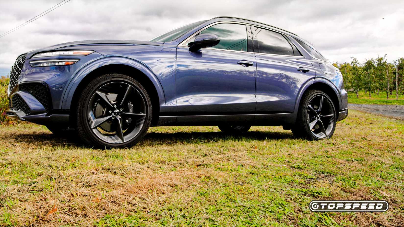 2026 Genesis GV70 fonte 3/4 foto estacionada na grama