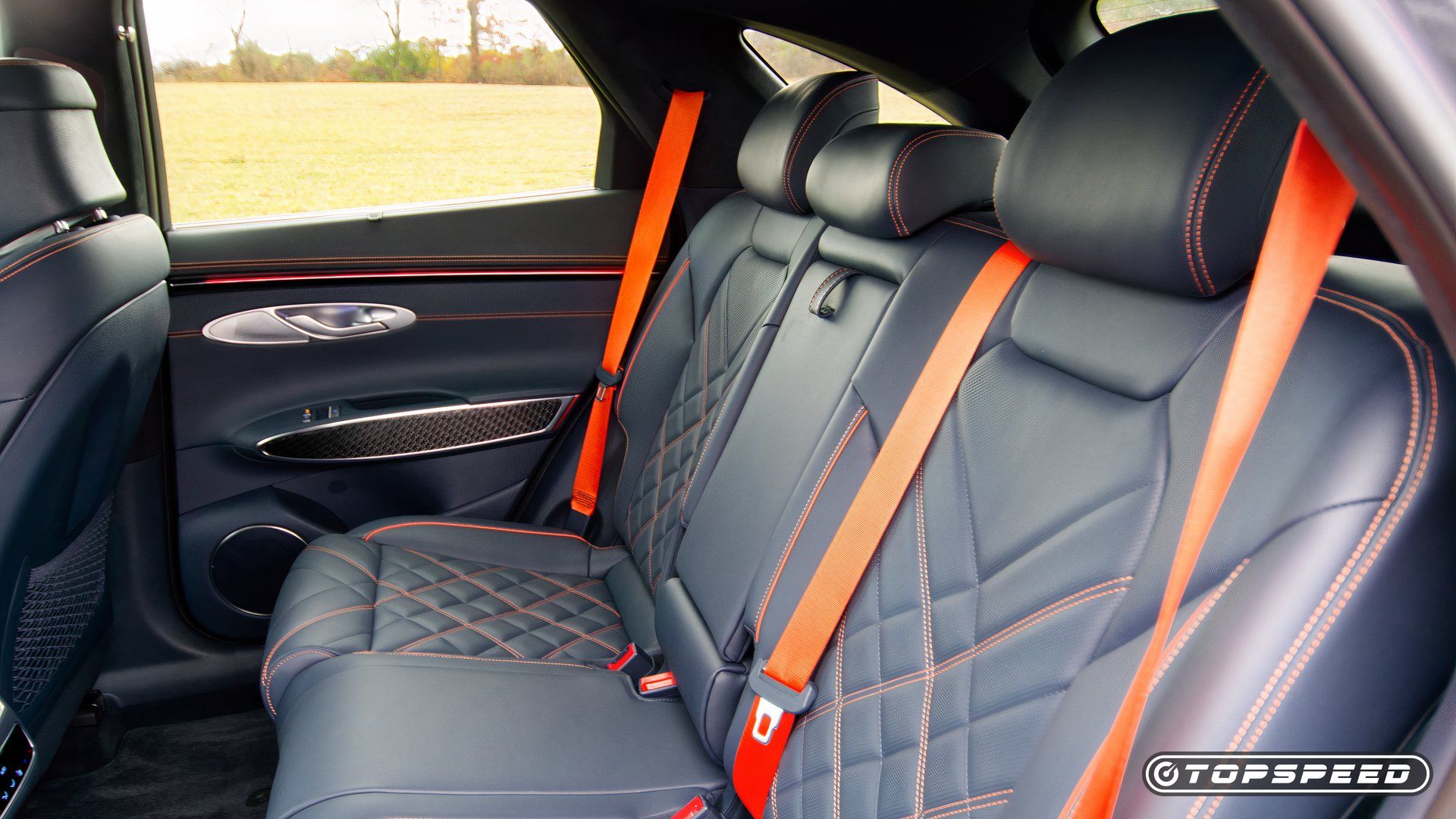 Foto do interior do 2026 Genesis GV70 mostrando os bancos traseiros