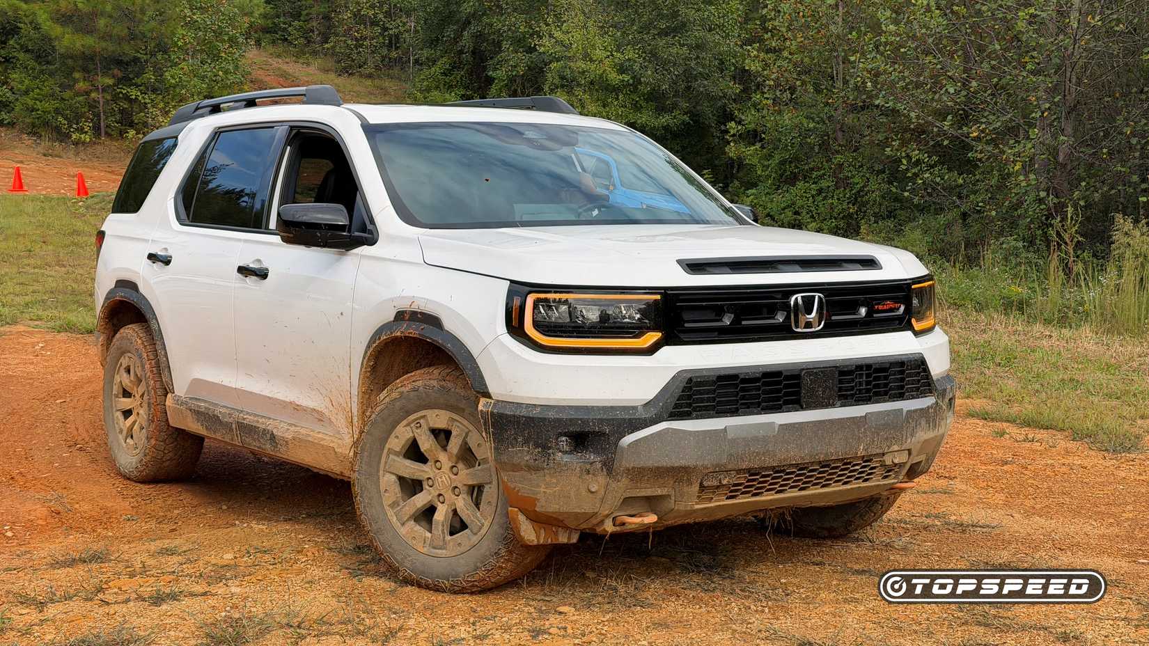 2026 Honda Passport dianteiro estacionado fora de estrada