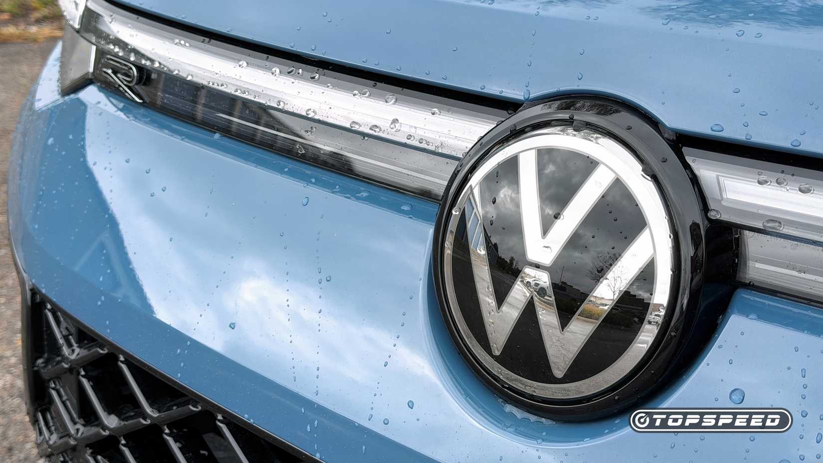 Close frontal do emblema do Volkswagen Tiguan 2026