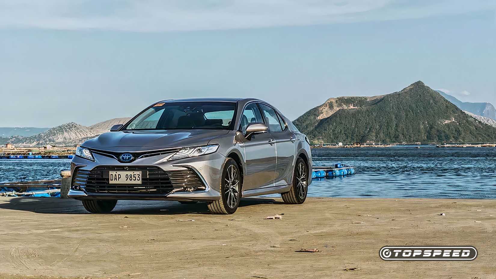 Front 3/4 view of the 2022 Toyota Camry Hybrid