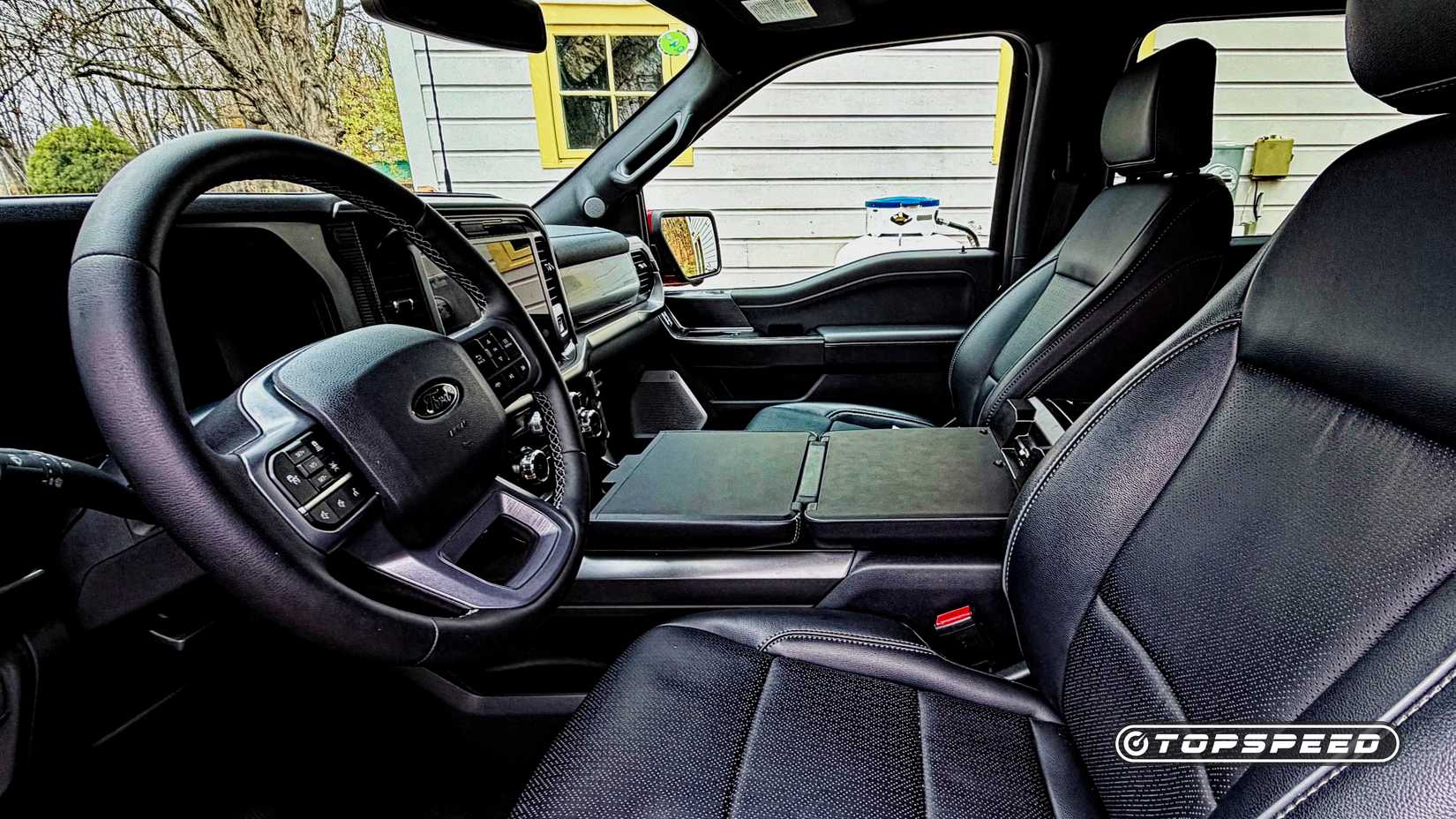 Foto do interior do Ford F-150 Hybrid 2026 mostrando os bancos dianteiros