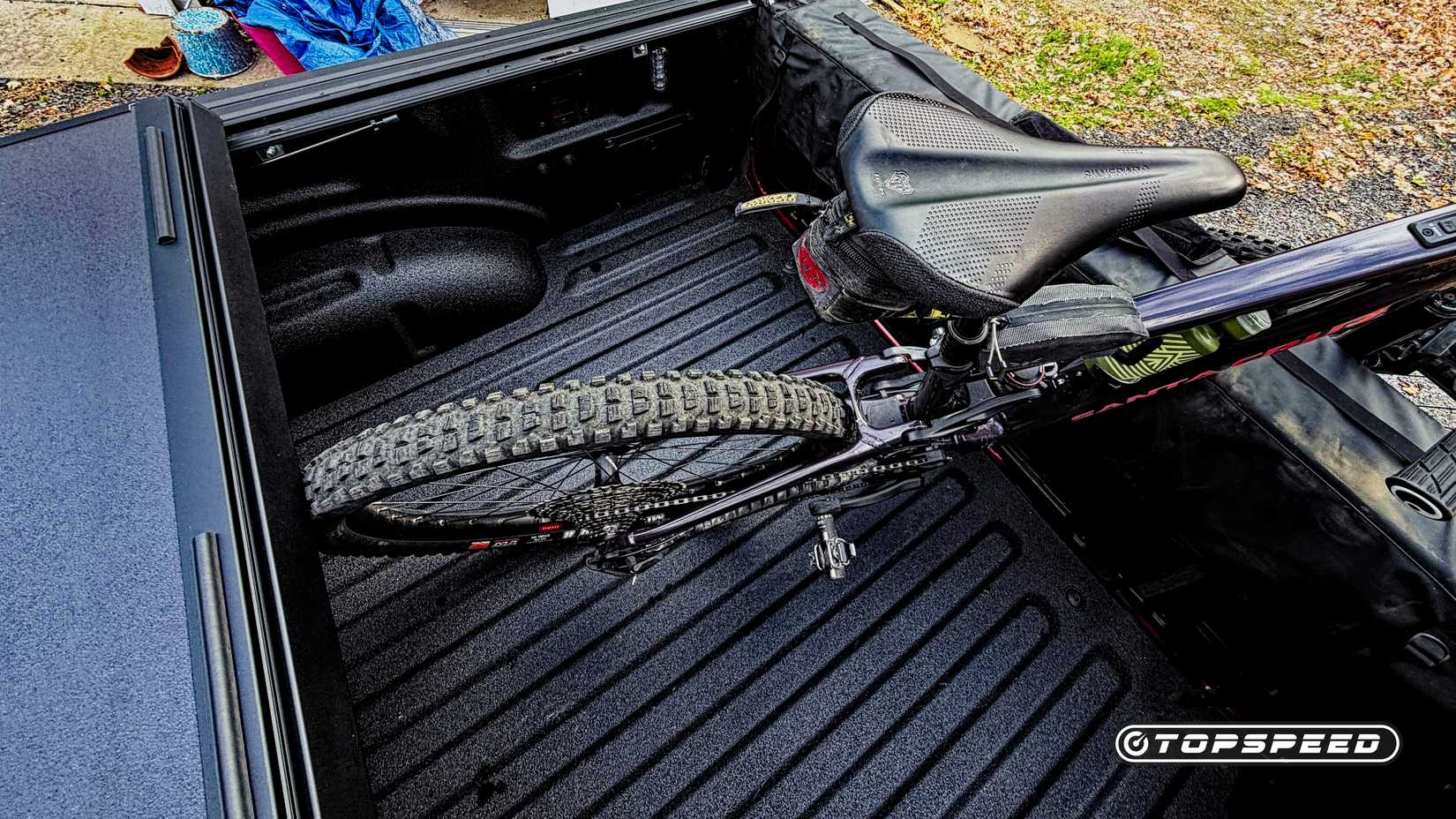 Foto traseira do Ford F-150 Hybrid 2026 mostrando uma bicicleta na cama