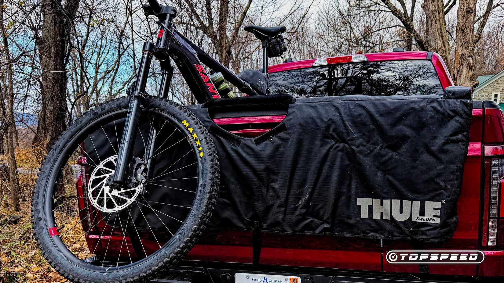 Foto traseira do Ford F-150 Hybrid 2026 mostrando a bicicleta na cama