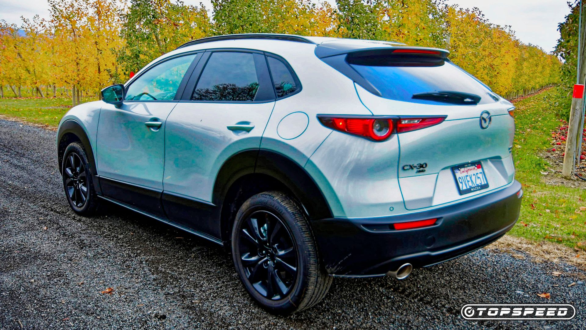 2026 Mazda CX-30 traseiro 3/4 tiro estacionado em frente a árvores