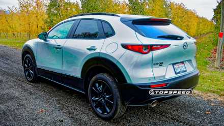 2026 Mazda CX-30 traseiro 3/4 tiro estacionado em frente a árvores
