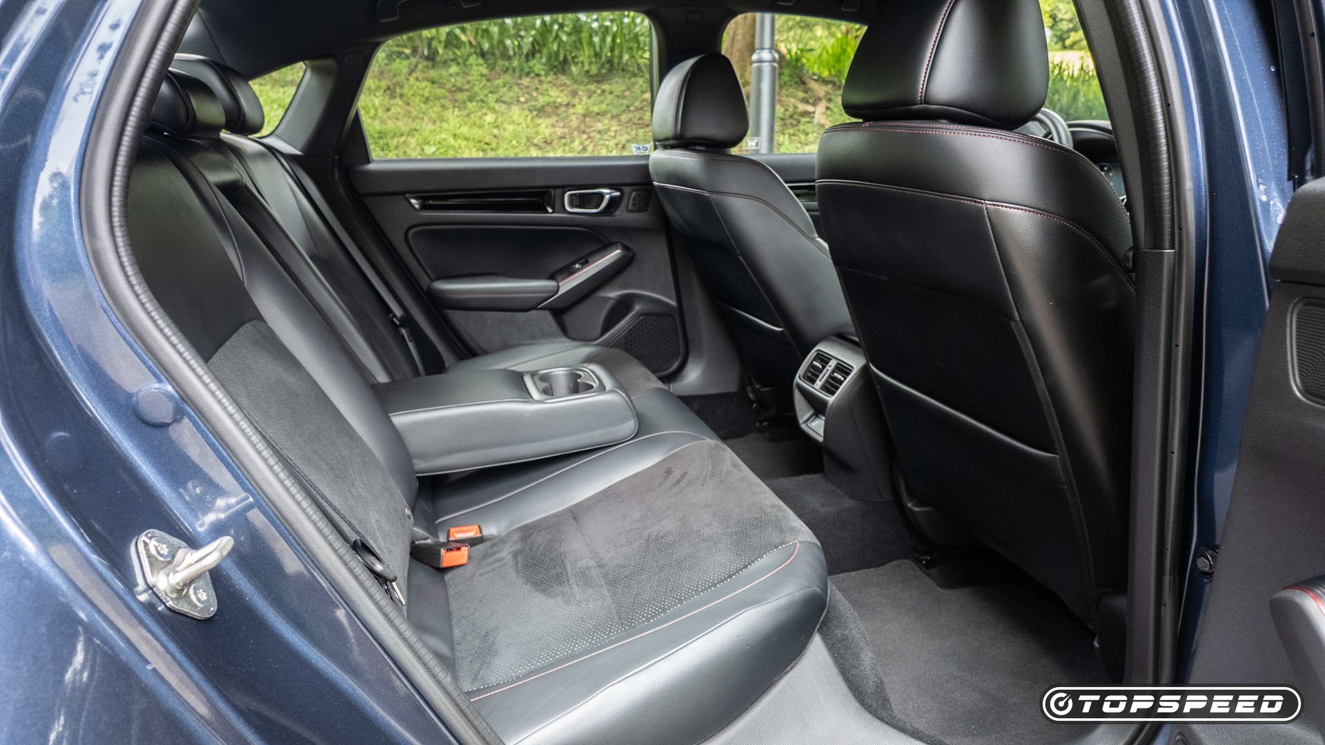 Foto do interior do Honda Civic Hybrid 2025 (especificações asiáticas) mostrando os bancos traseiros