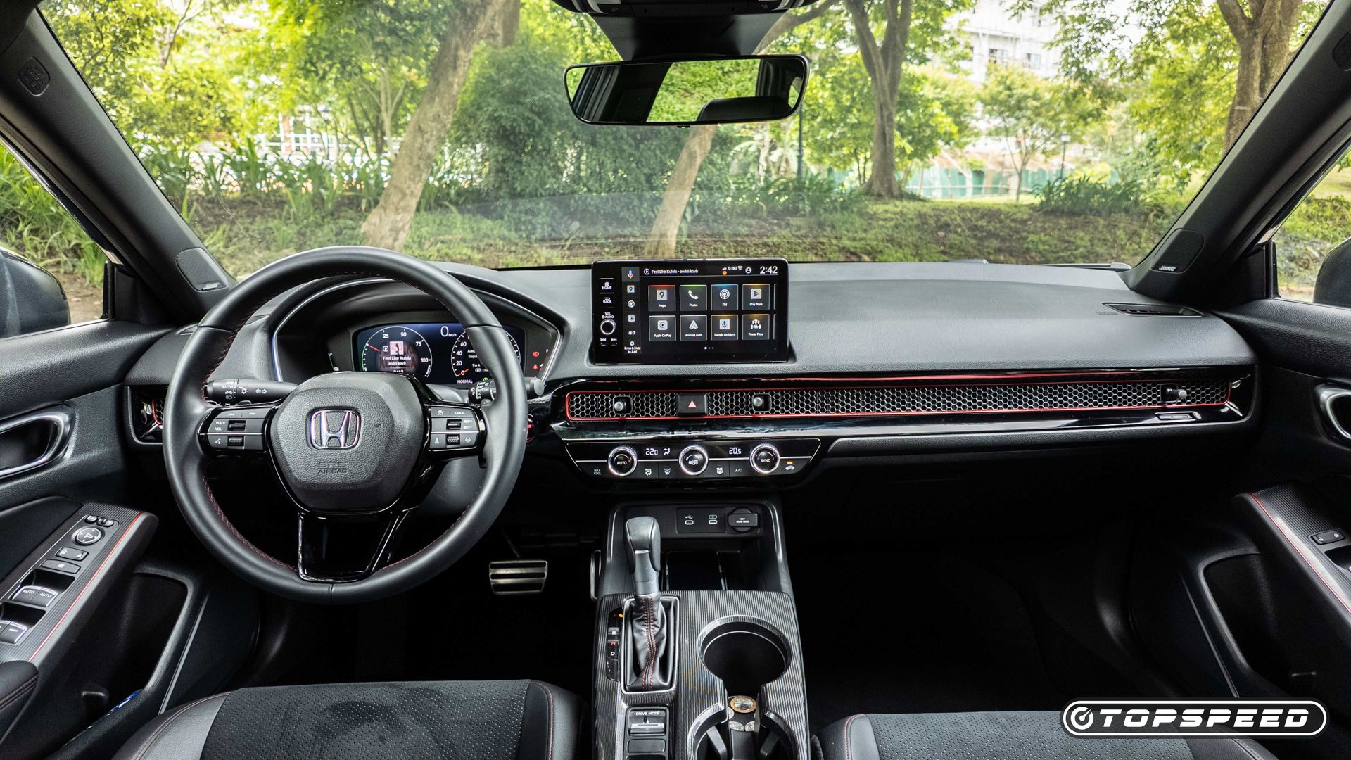 Interior do Honda Civic Hybrid 2025 (especificações asiáticas) mostrando a cabine dianteira