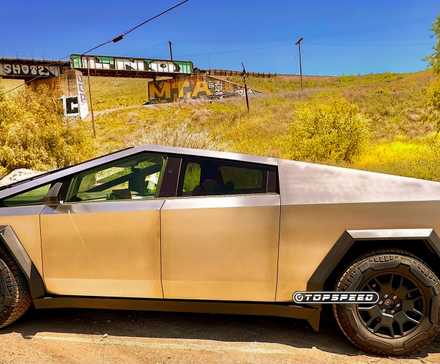 2025 Tesla Cybertruck sentado no acostamento da rodovia