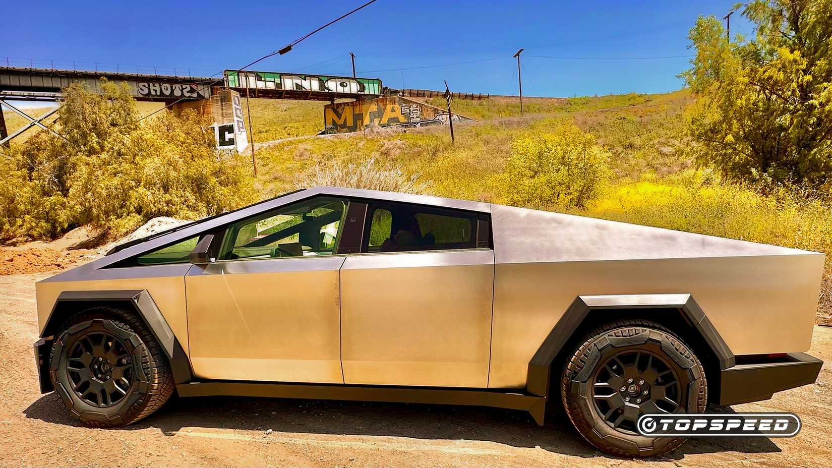 2025 Tesla Cybertruck sentado no acostamento da rodovia