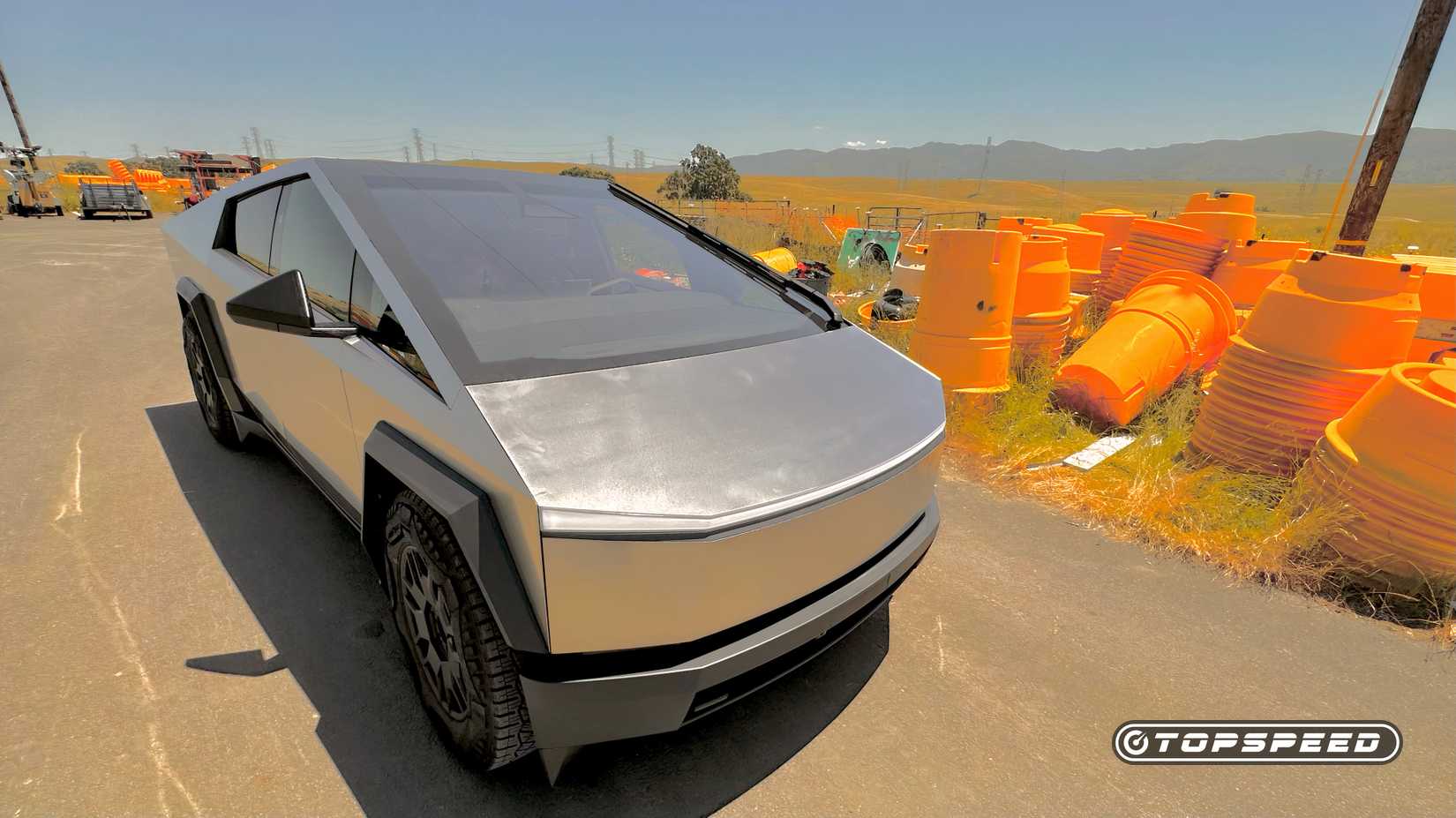 2025 Tesla Cybertruck parado na beira da estrada