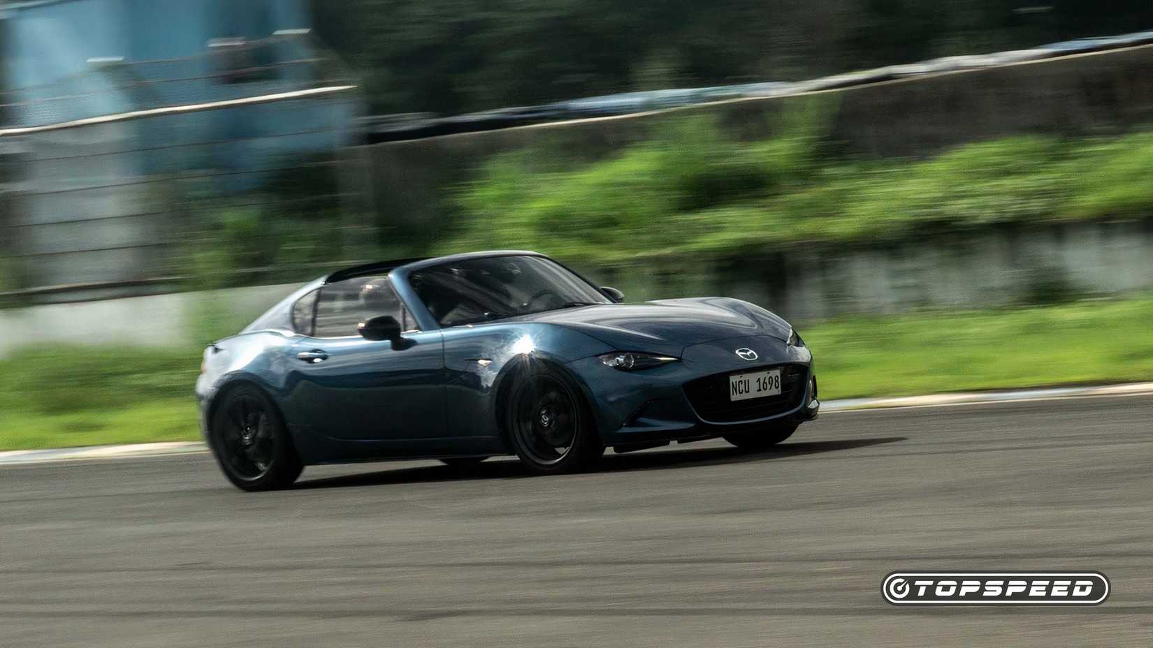 Um Mazda MX-5 Miata RF 2021 dando uma volta na pista