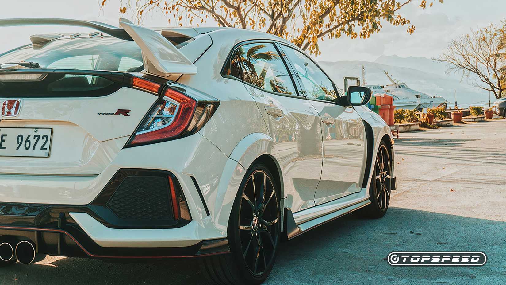 Vista lateral traseira de um Honda Civic Type R 2020