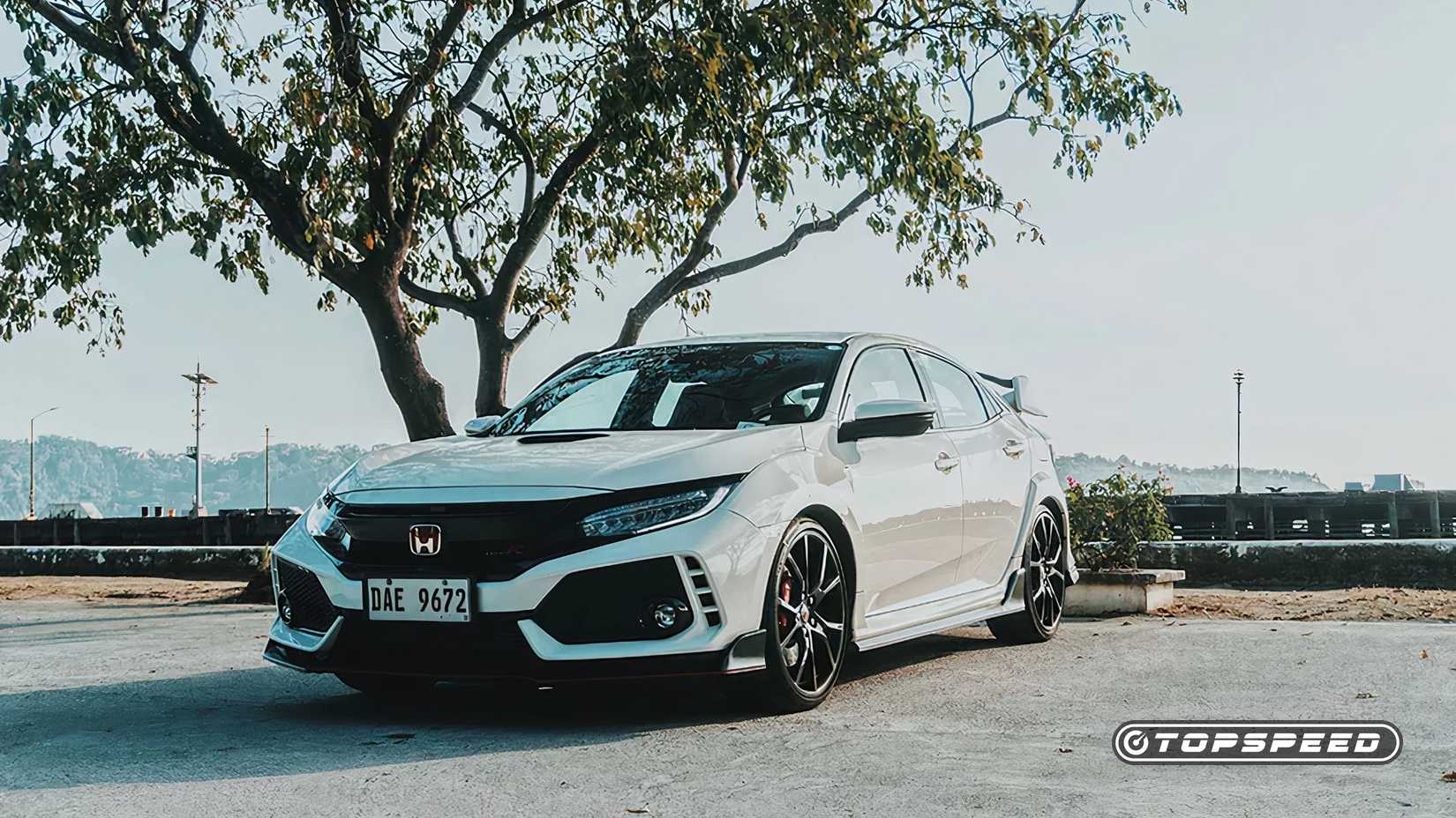 Vista frontal 3/4 de um Honda Civic Type R 2020