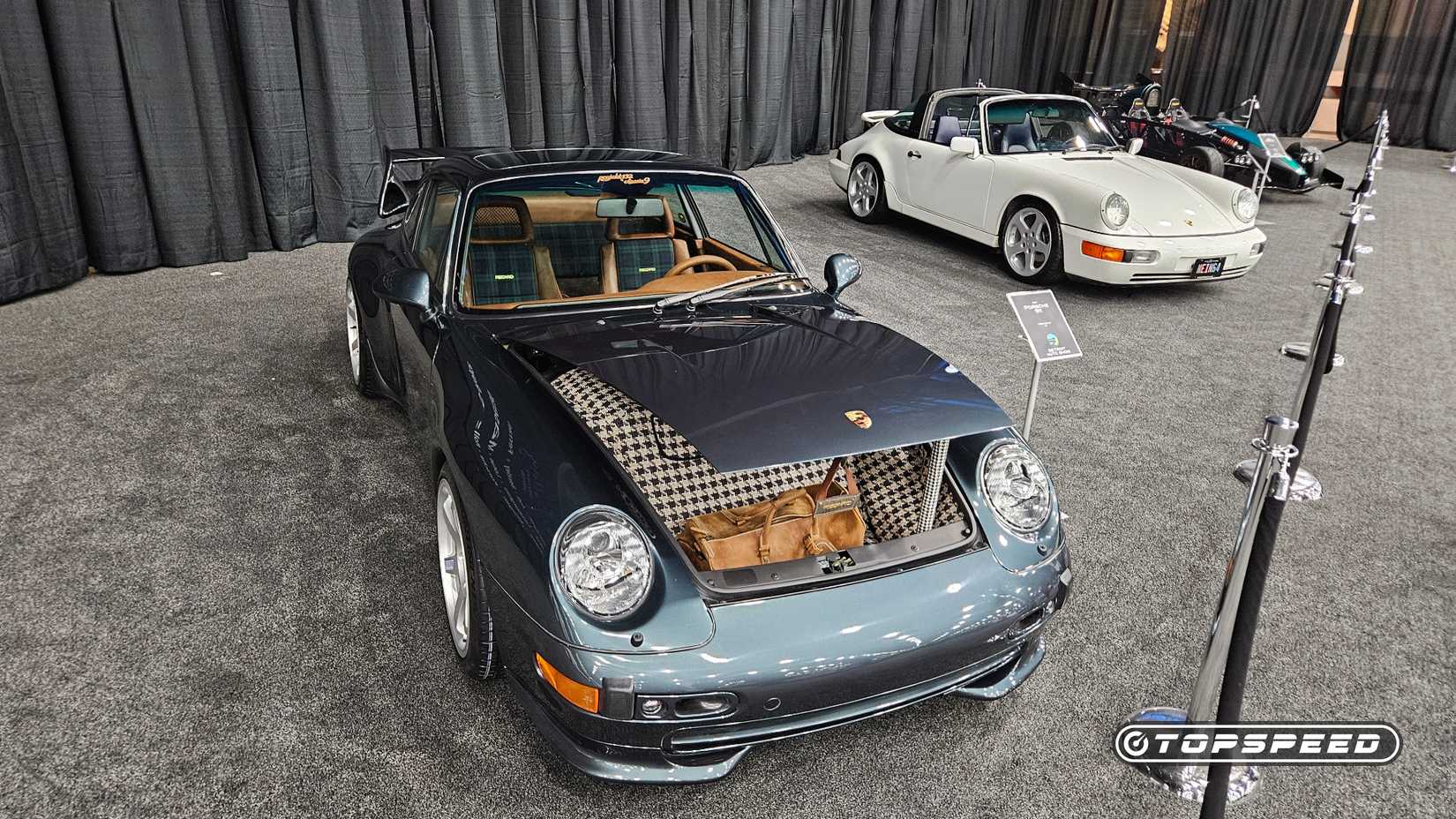 Porsche 911 1995 ao lado de um 911 1991 branco no Salão do Automóvel de Detroit de 2026.